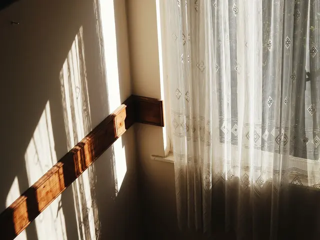 Séjour lumineux photographié sans flash
